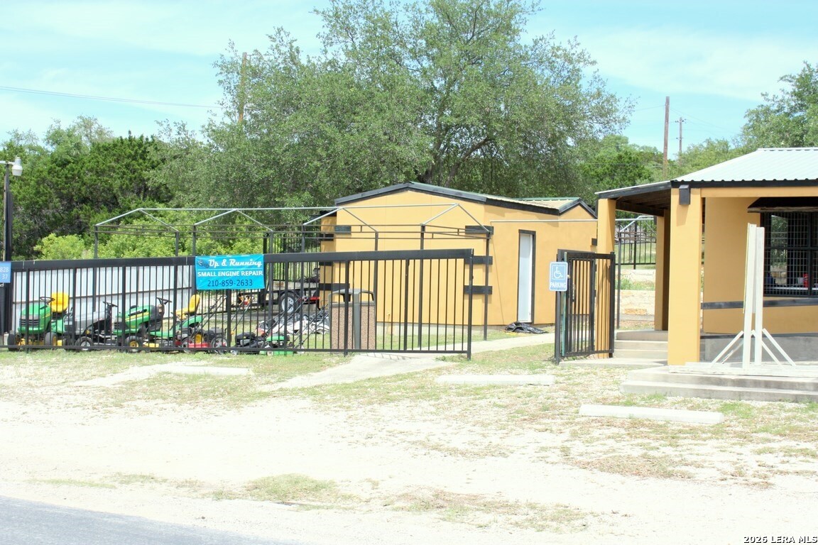 10877 Park Road 37 Lakehills TX 78063