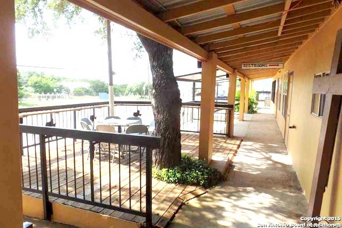 10877 Park Road 37 Lakehills TX 78063