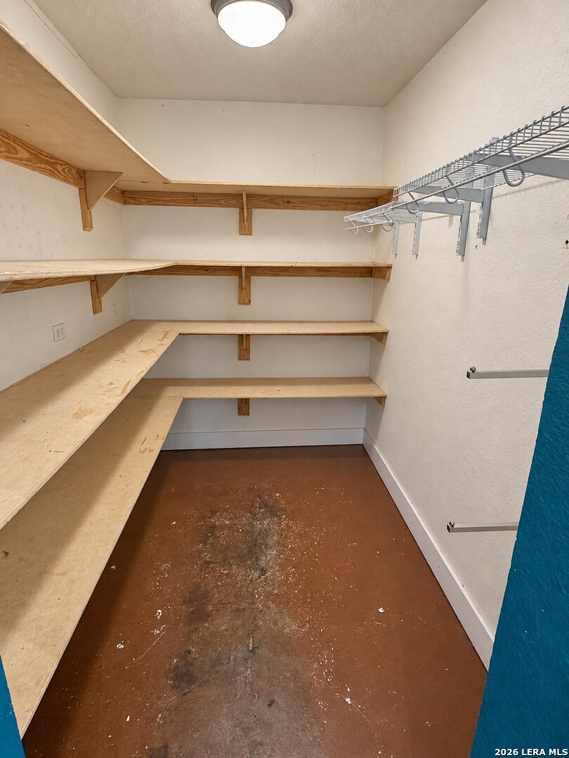 516 N Teel Devine TX 78016