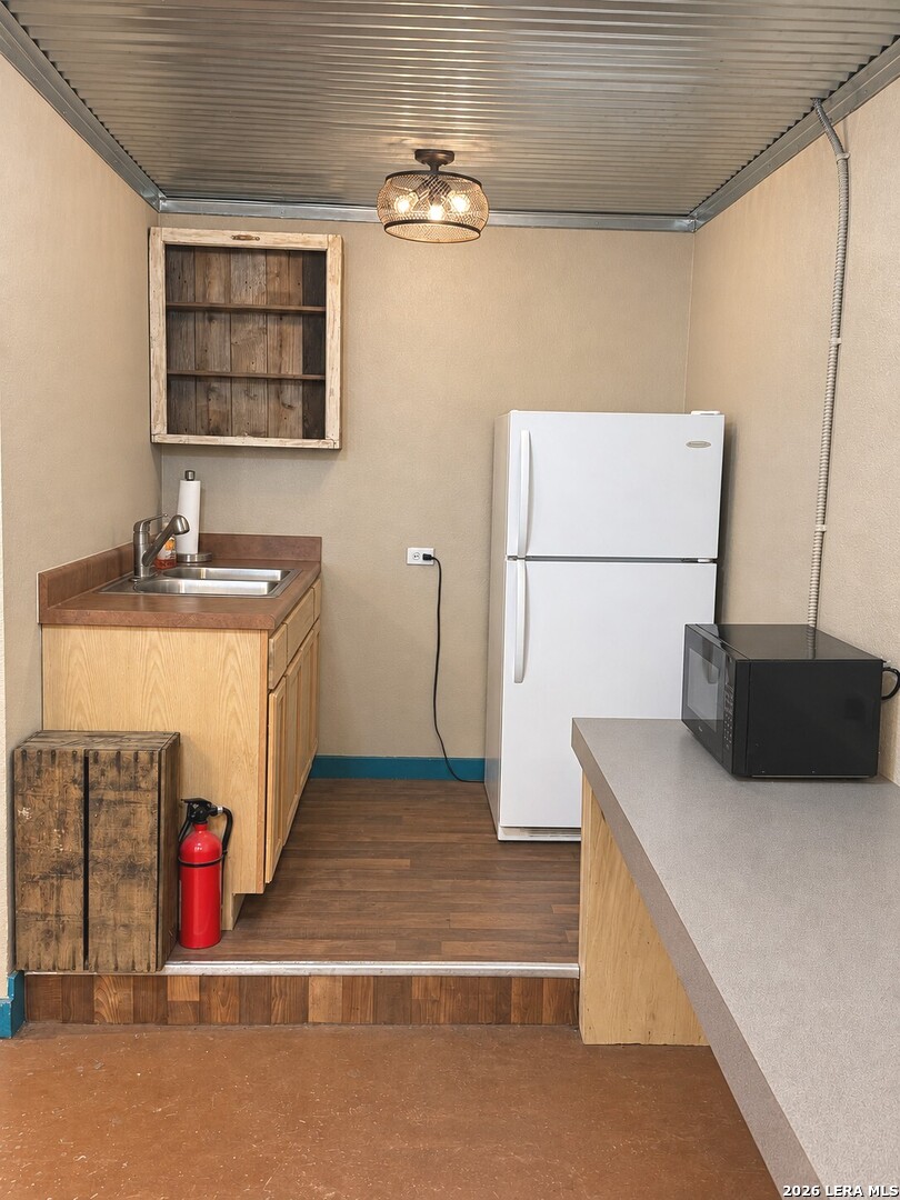 516 N Teel Devine TX 78016