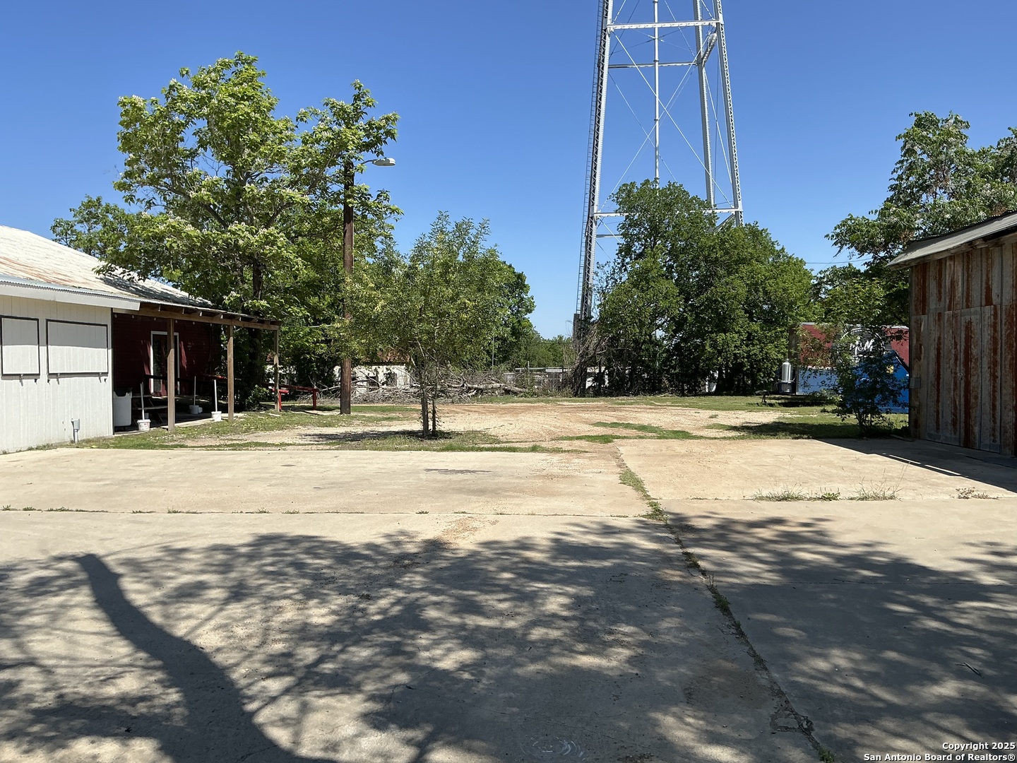 103 W 3rd Street Nixon TX 78140