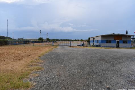 16776 S Ih 35 Dilley TX 78017