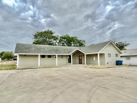 121 N Bryant Street Pleasanton TX 78064