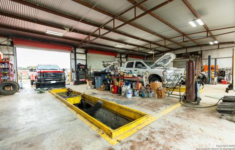 2408 Zanderson Avenue Jourdanton TX 78026