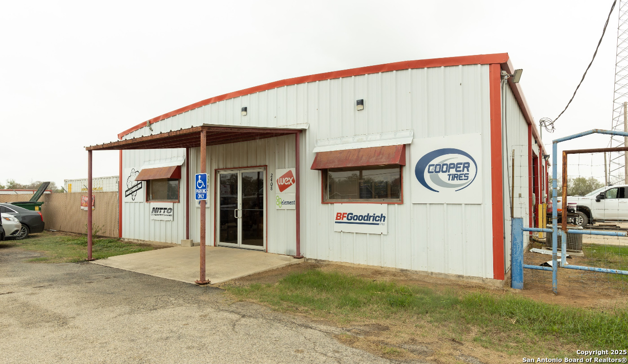 2408 Zanderson Avenue Jourdanton TX 78026