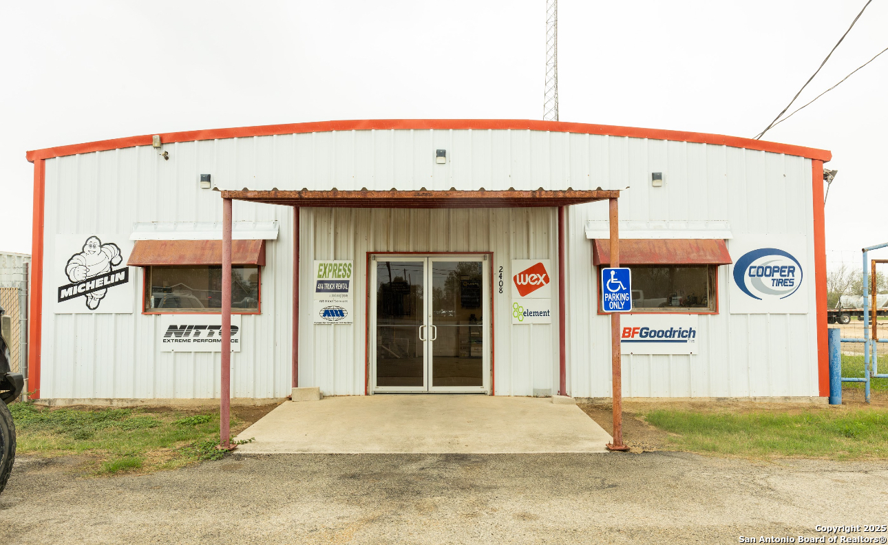 2408 Zanderson Avenue Jourdanton TX 78026