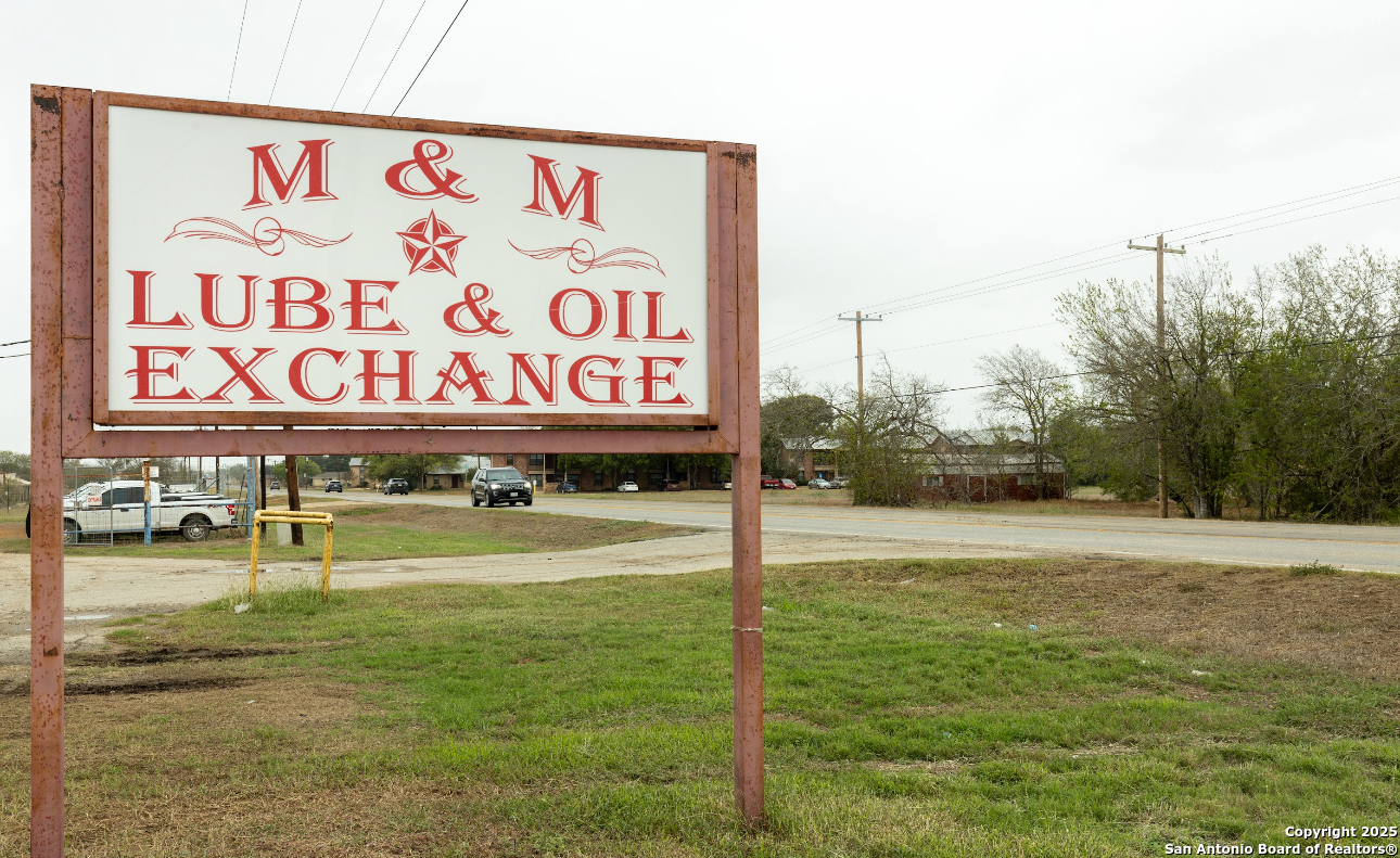 2408 Zanderson Avenue Jourdanton TX 78026