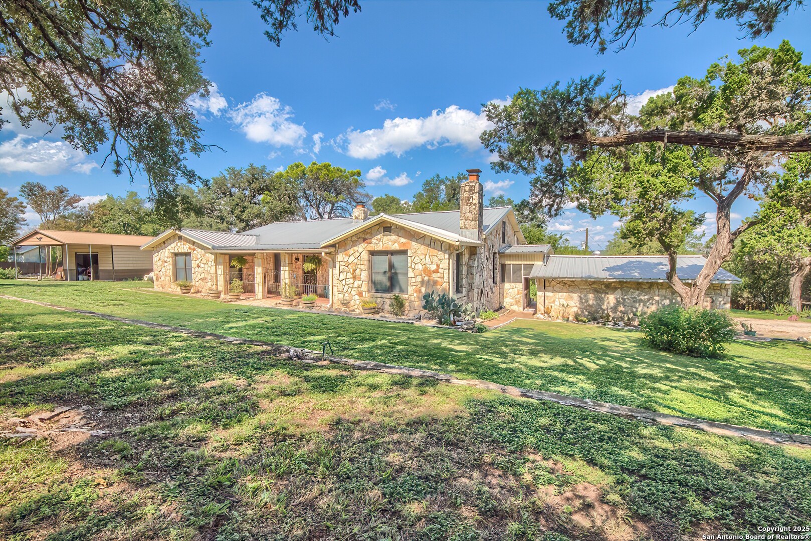 6986 County Road 271 Mico TX 78056