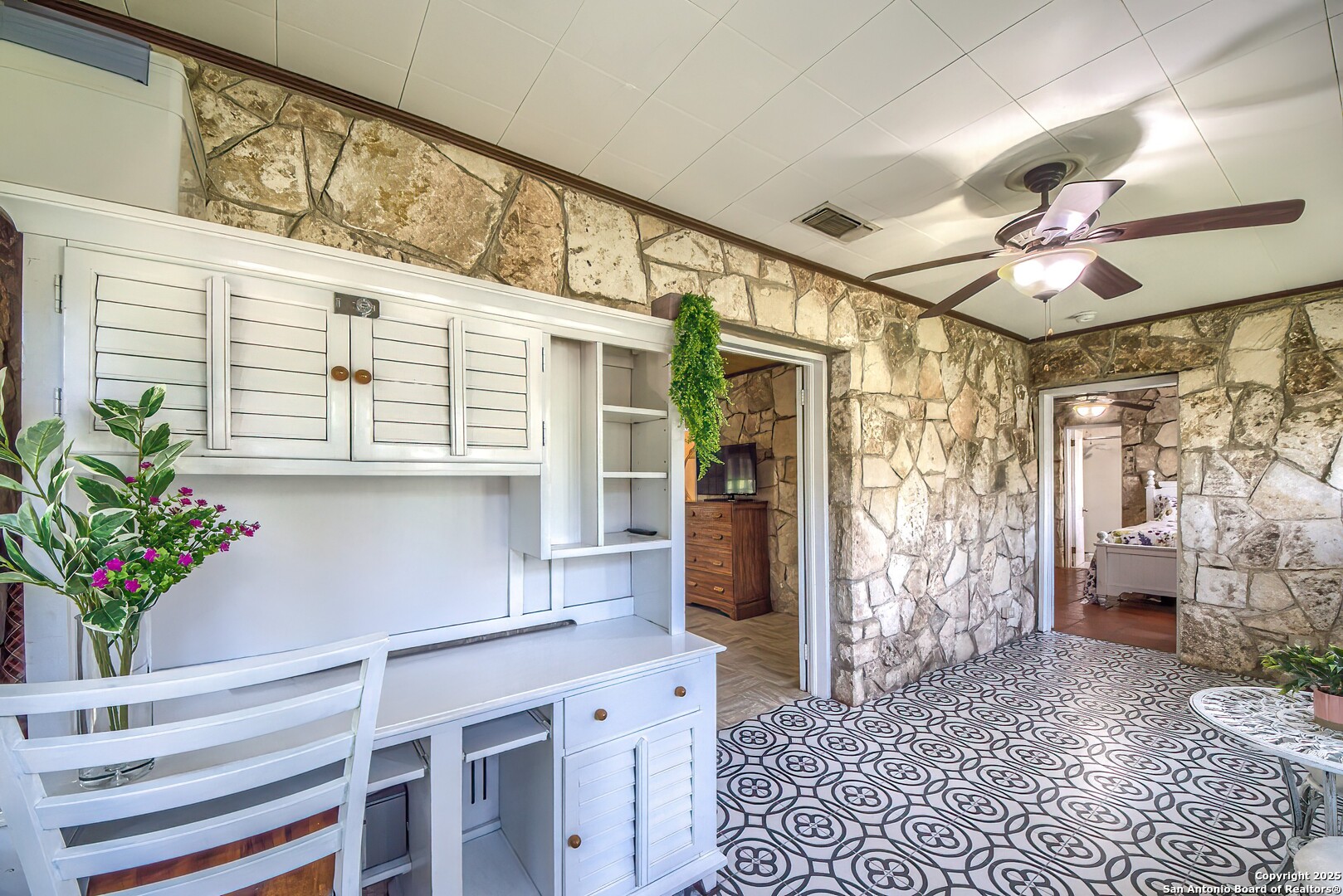 6986 County Road 271 Mico TX 78056