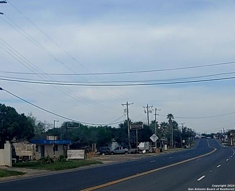 807 & 809 S Main / Ih-35 Business Loop Cotulla TX 78014