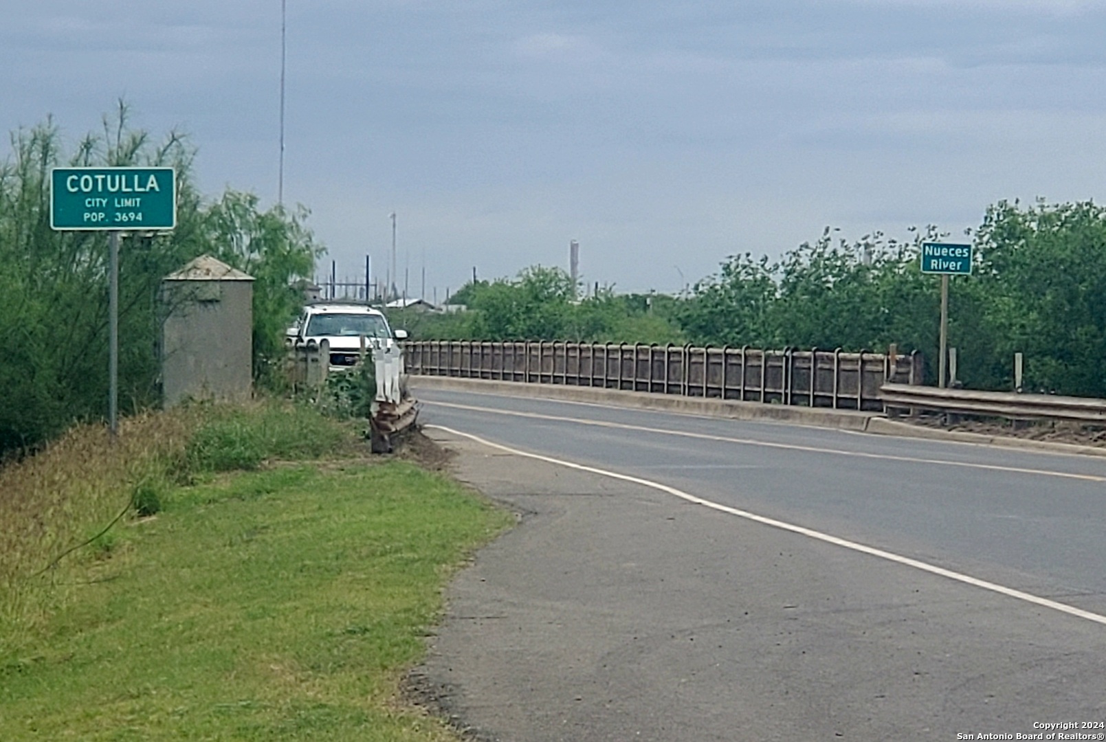 807 & 809 S Main / Ih-35 Business Loop Cotulla TX 78014