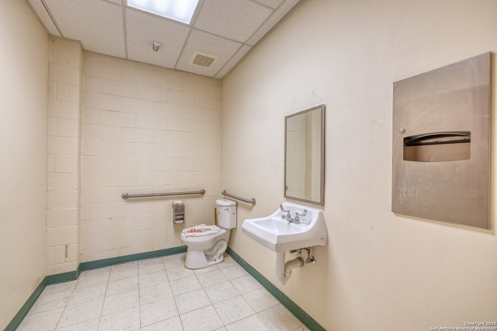 1402 1st Crystal City TX 78839