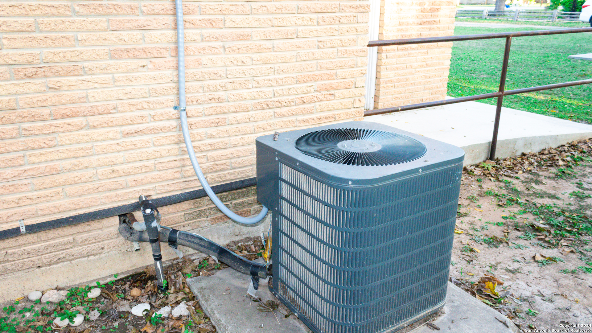 627 N High Uvalde TX 78801