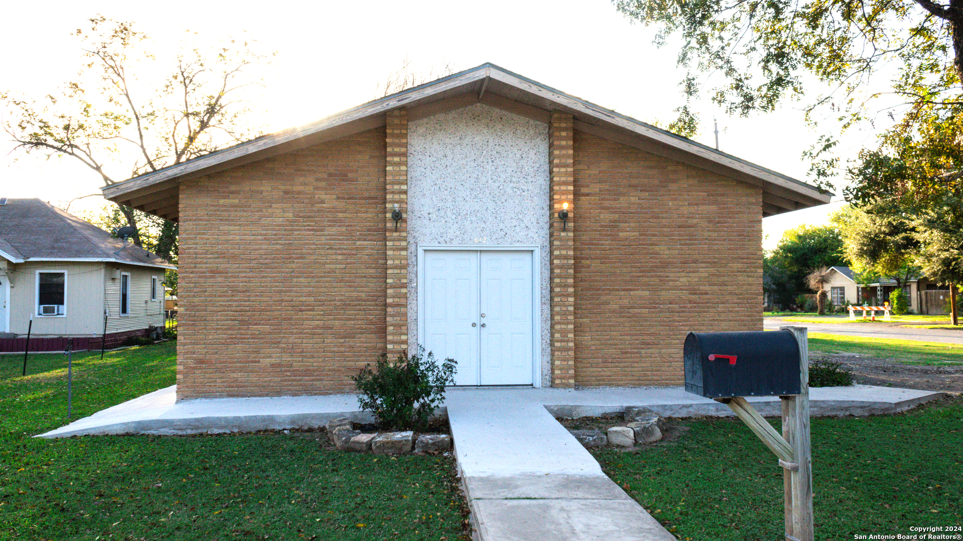 627 N High Uvalde TX 78801