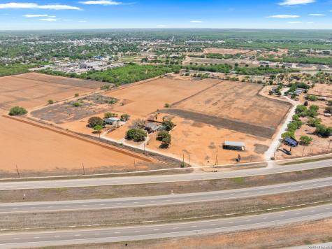865 Interstate 35 #1 Pearsall TX 78061