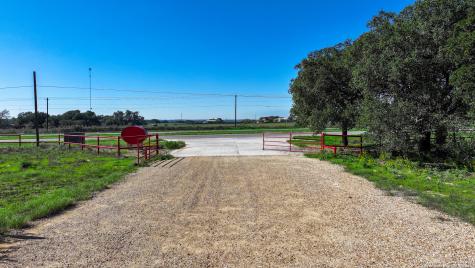 6506 Us Highway 181 N Floresville TX 78114