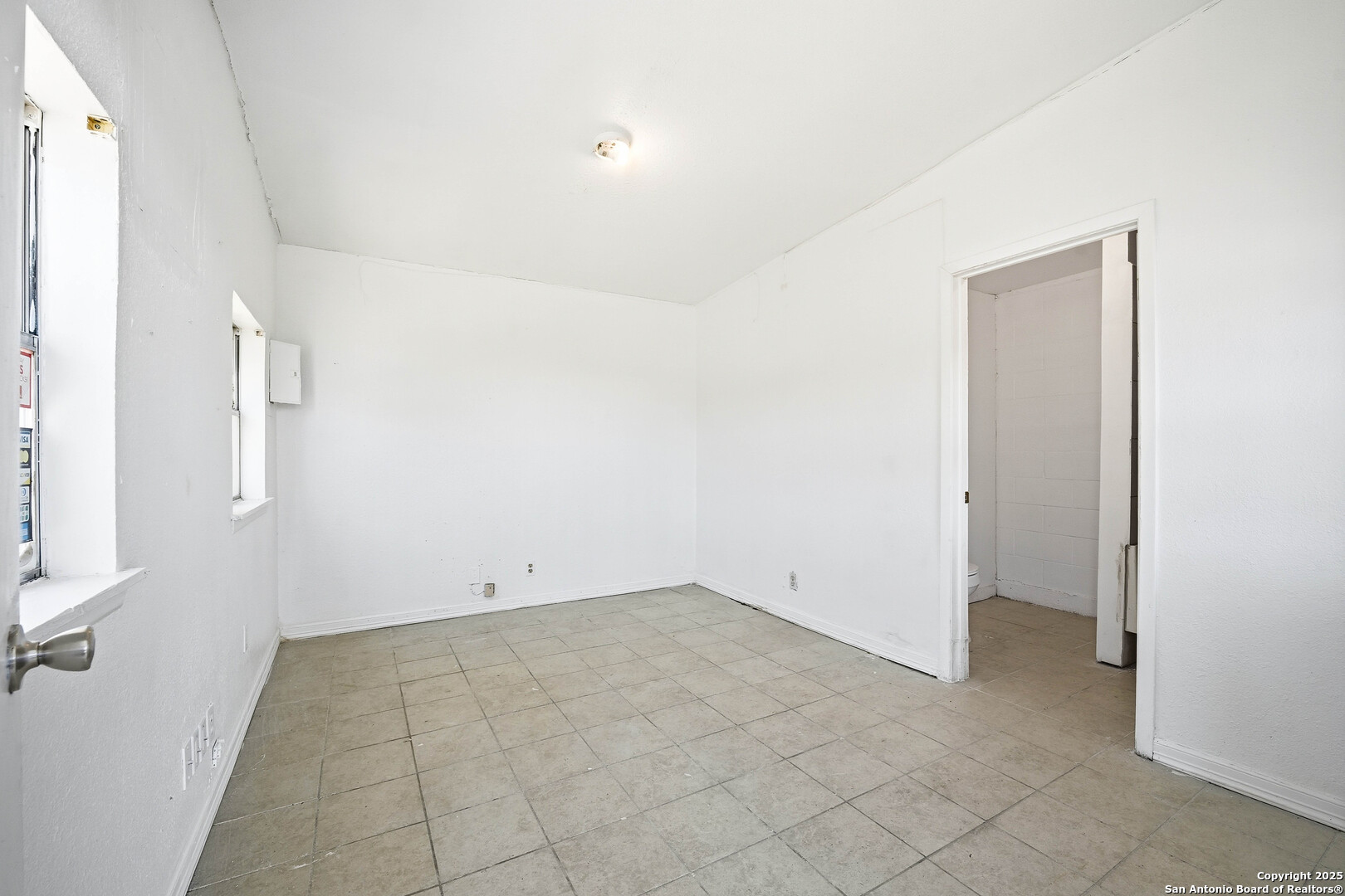 2718 S Flores San Antonio TX 78204