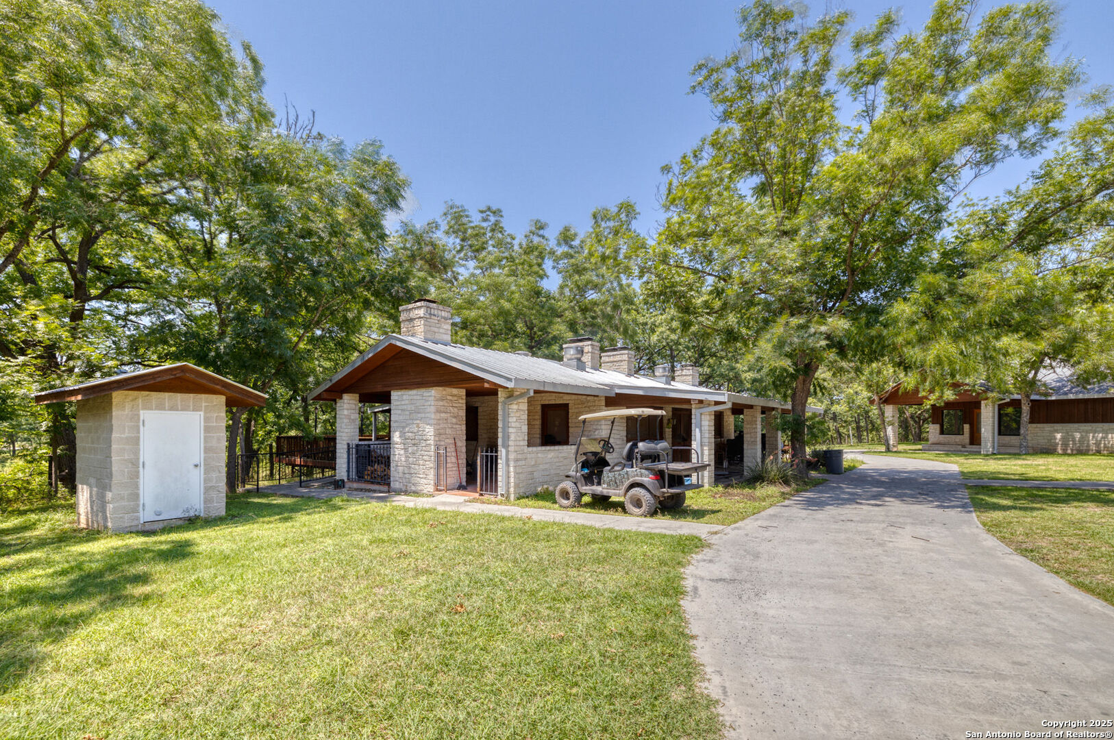 98 Red Wright Road Leakey TX 78873