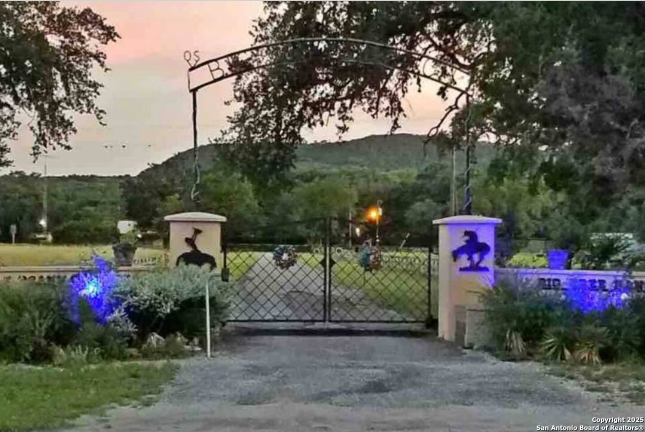 19967 Tx- 127 Sabinal TX 78881