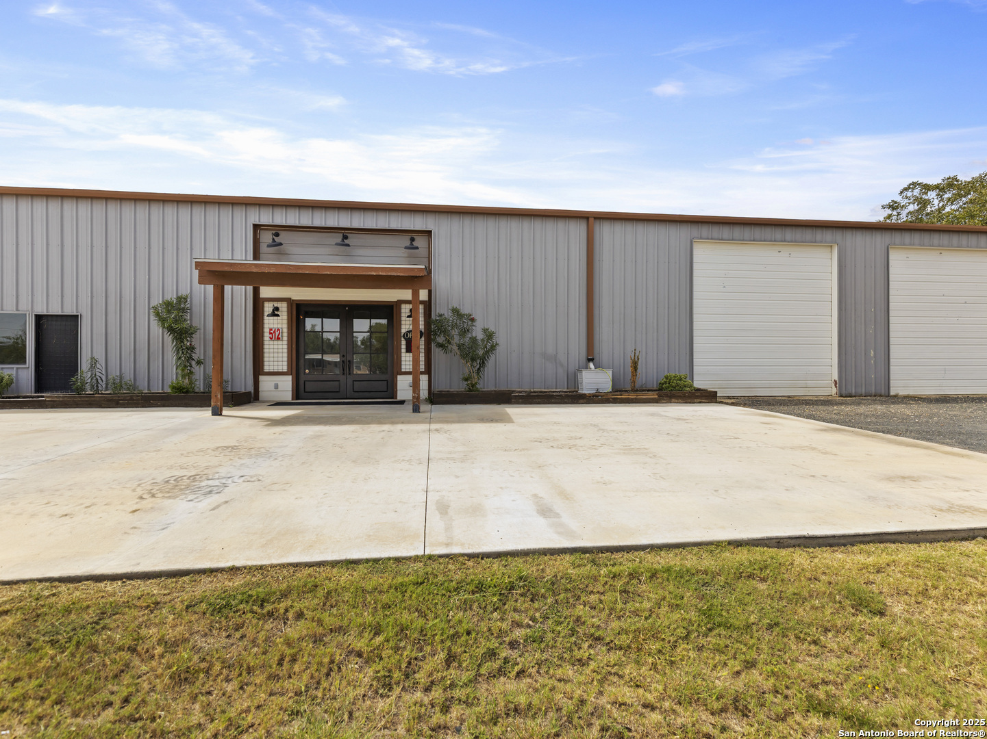 512 E Hondo Devine TX 78016