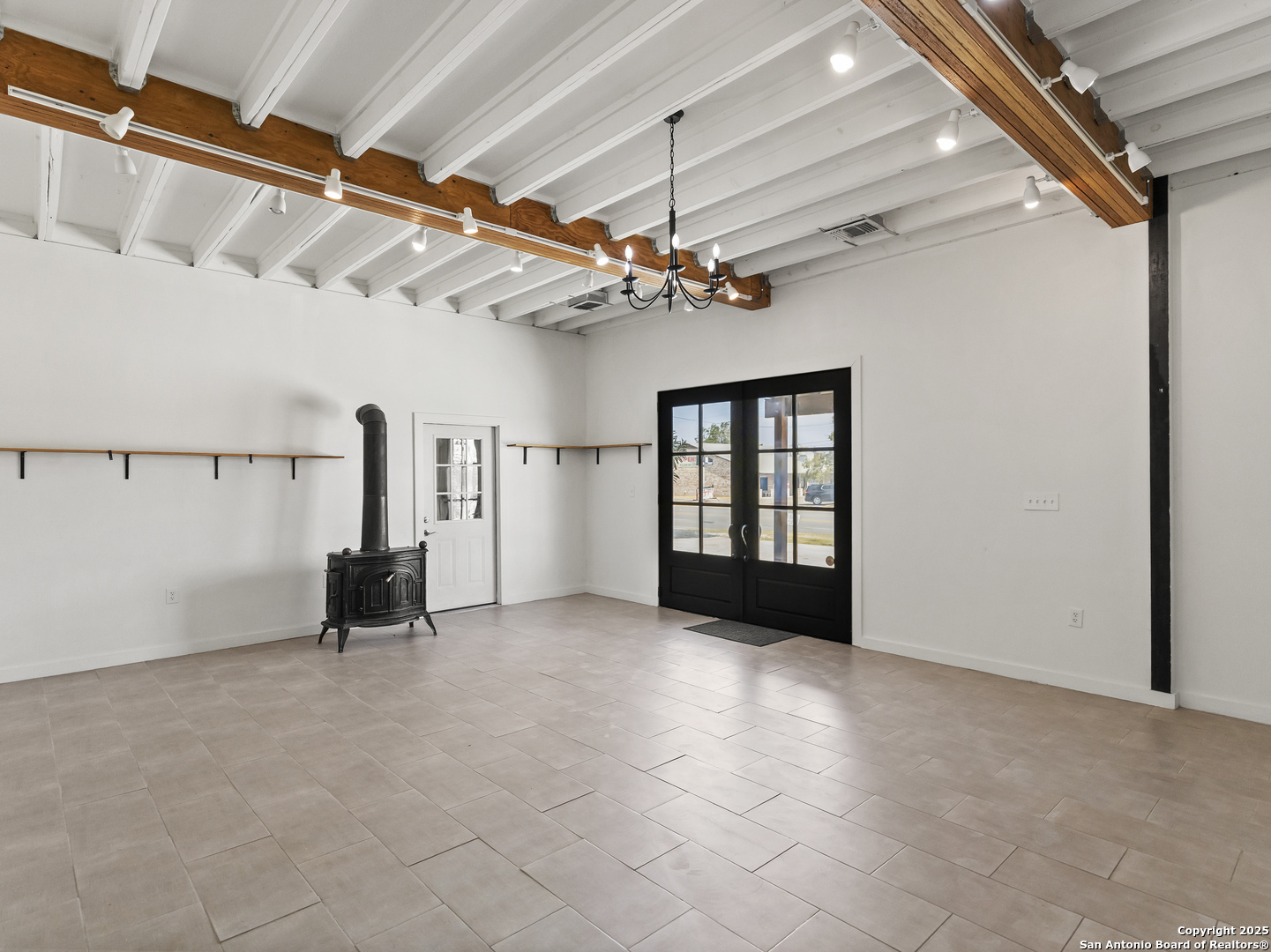 512 E Hondo Devine TX 78016