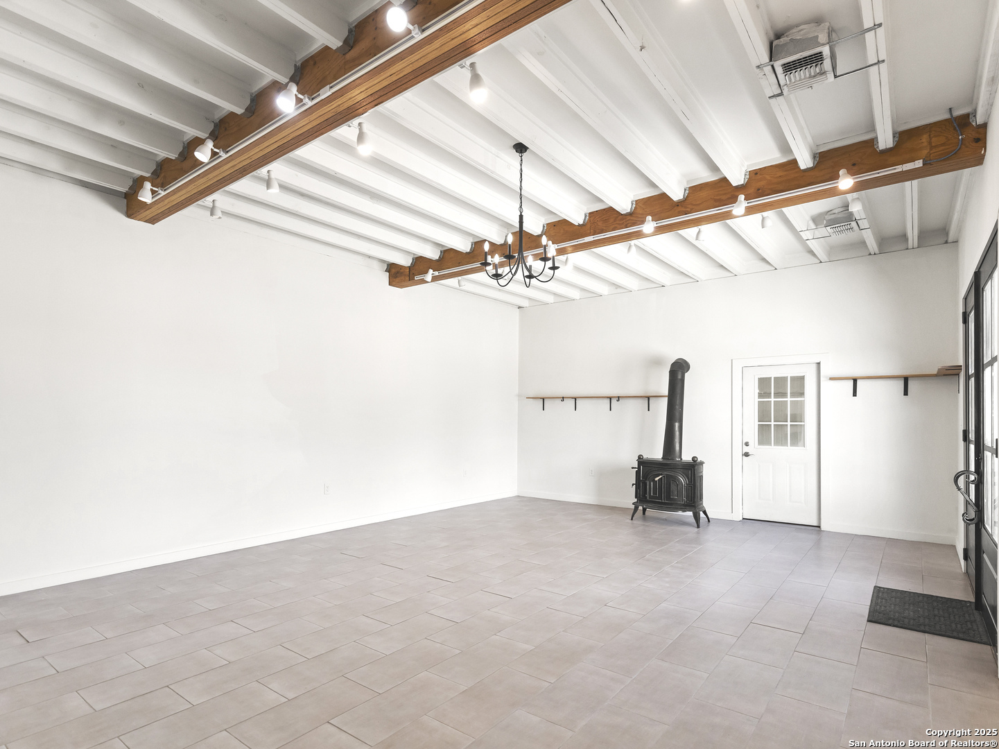 512 E Hondo Devine TX 78016