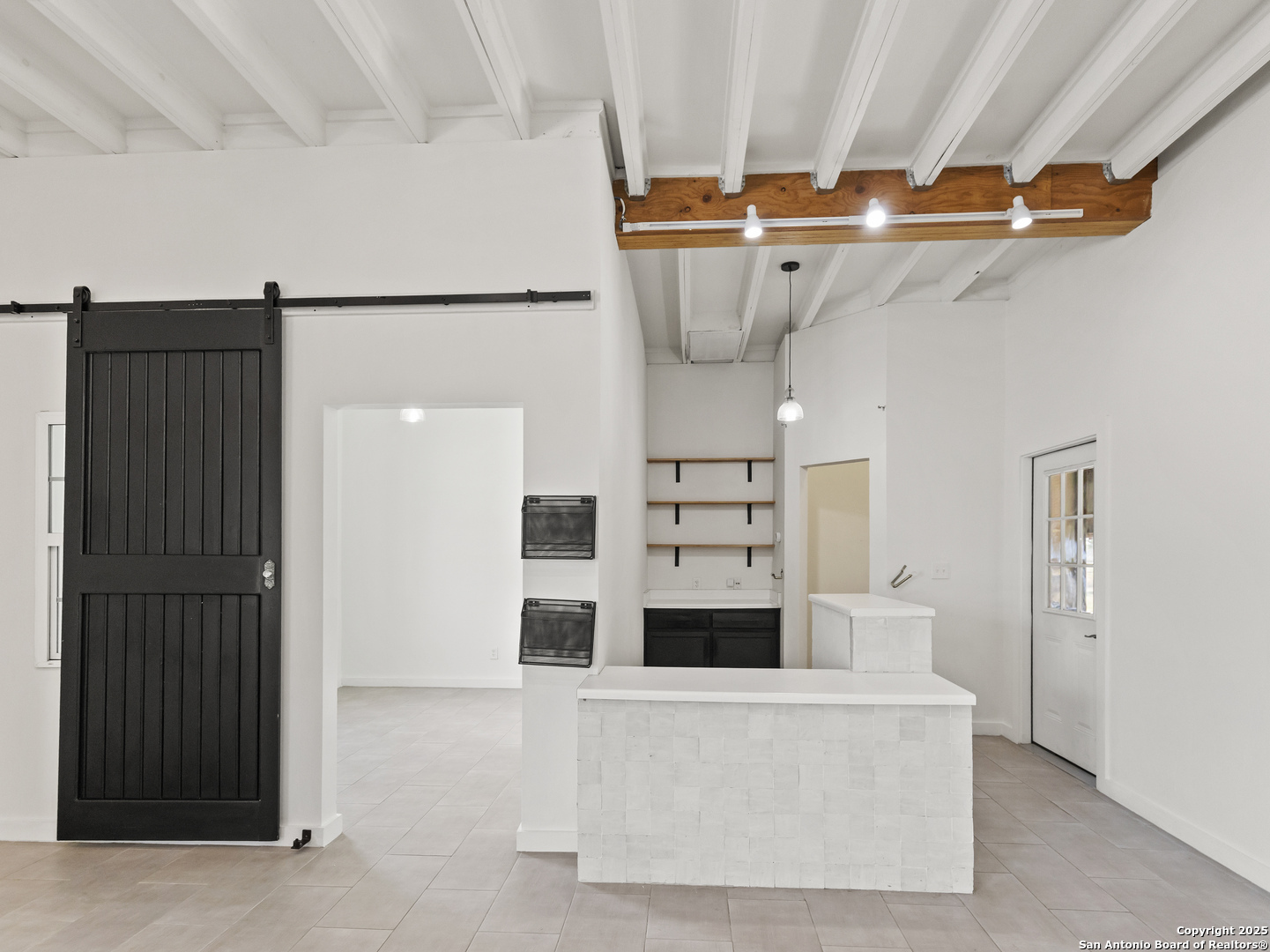 512 E Hondo Devine TX 78016