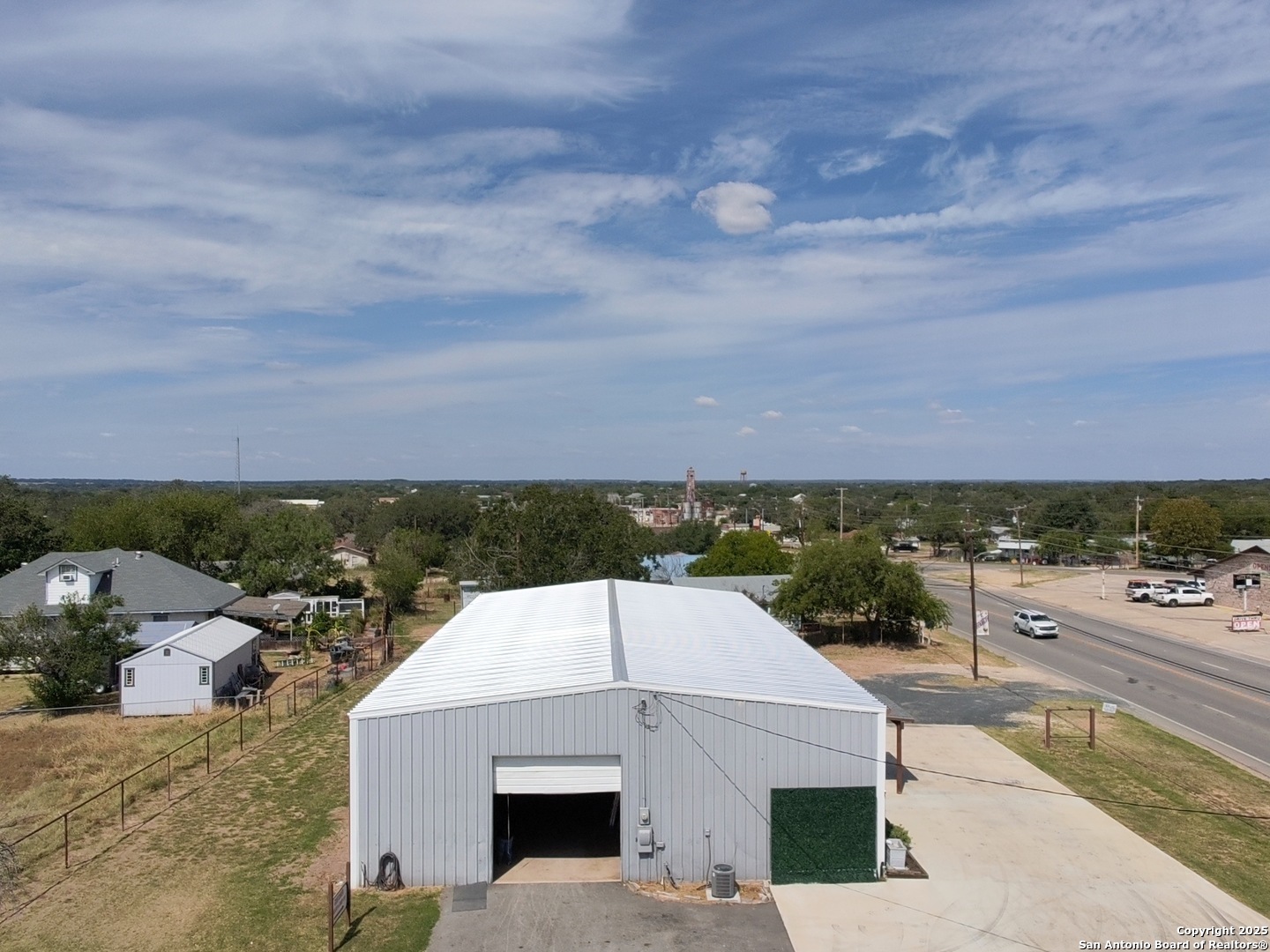 512 E Hondo Devine TX 78016