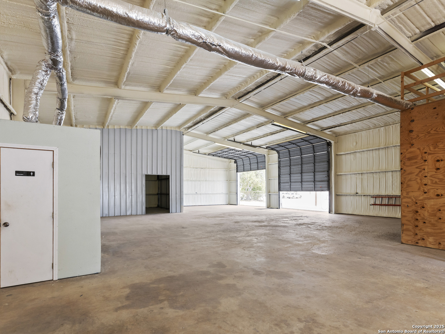 512 E Hondo Devine TX 78016