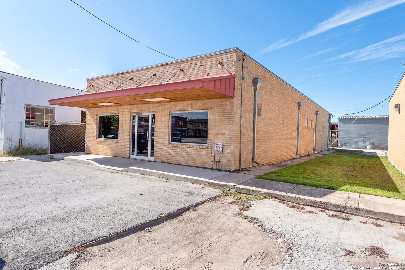 114 S Teel Drive Devine TX 78016