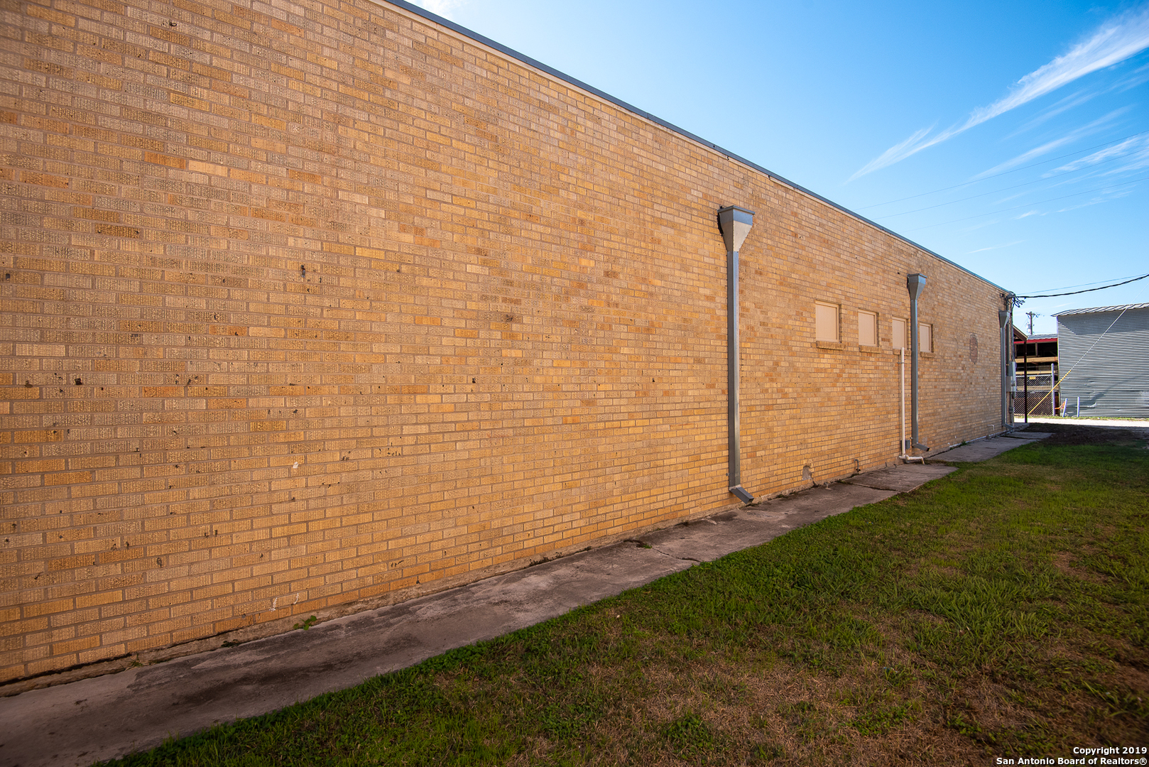 114 S Teel Drive Devine TX 78016