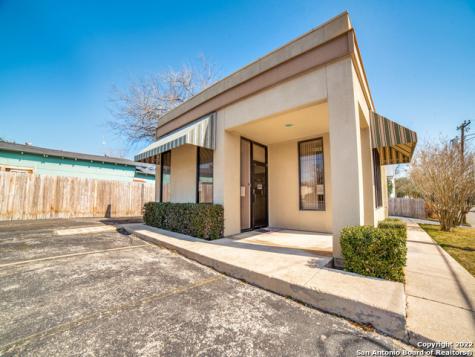 1201 C Street Floresville TX 78114