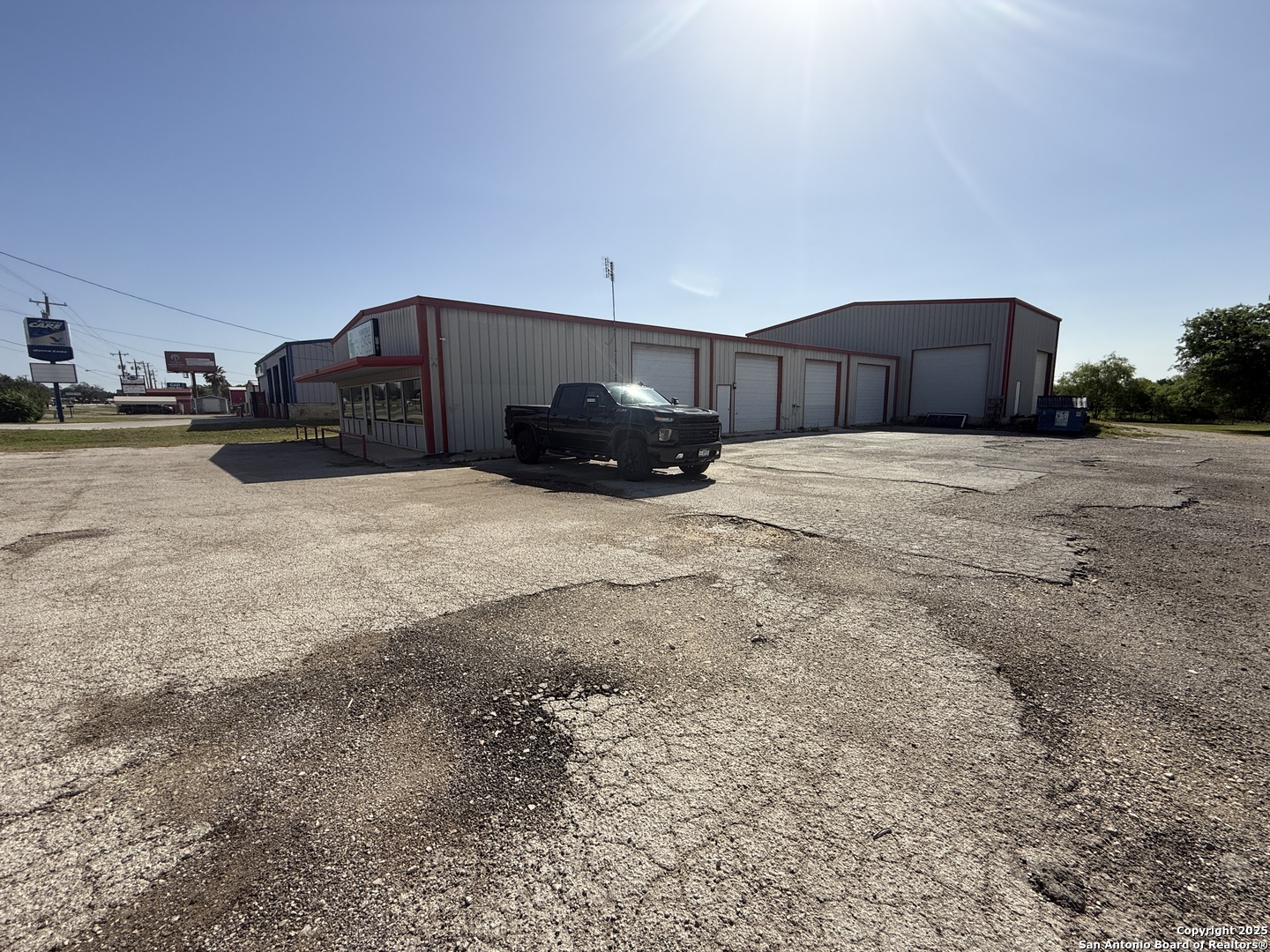 1237 W Oaklawn Pleasanton TX 78064