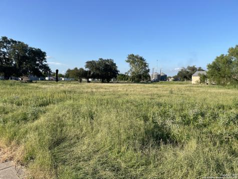 117 N Center Street Sabinal TX 78881