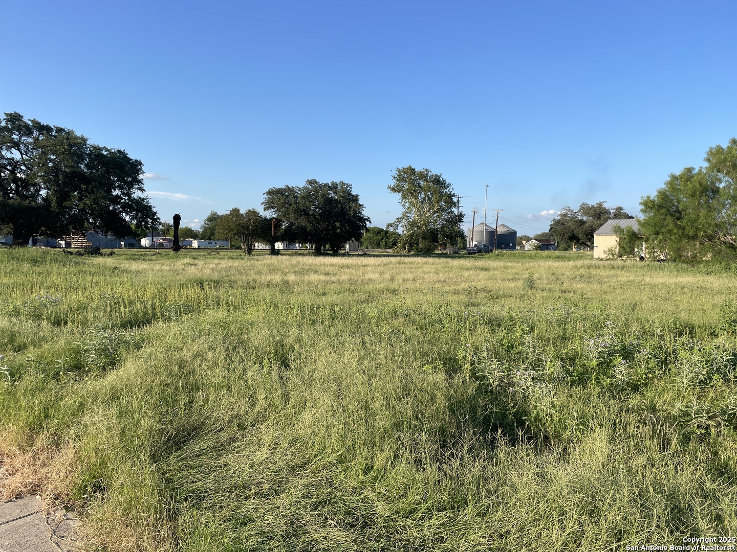 117 N Center Street Sabinal TX 78881