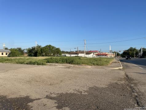 117 N Center Street Sabinal TX 78881