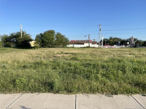 117 N Center Street Sabinal TX 78881