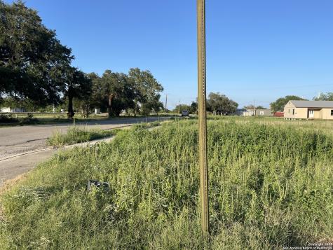 117 N Center Street Sabinal TX 78881