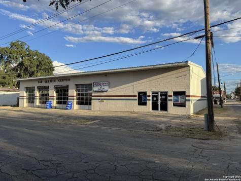109 W Oak Uvalde TX 78801
