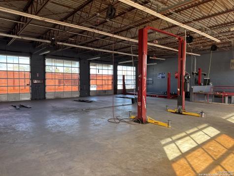 109 W Oak Uvalde TX 78801