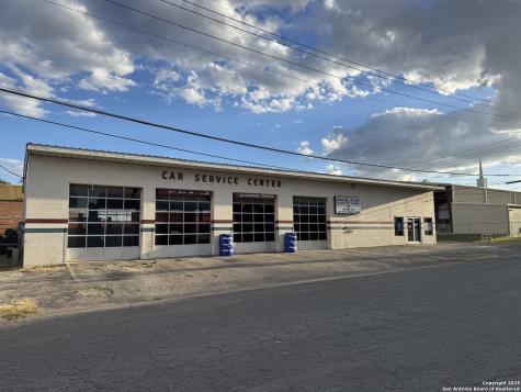 109 W Oak Uvalde TX 78801