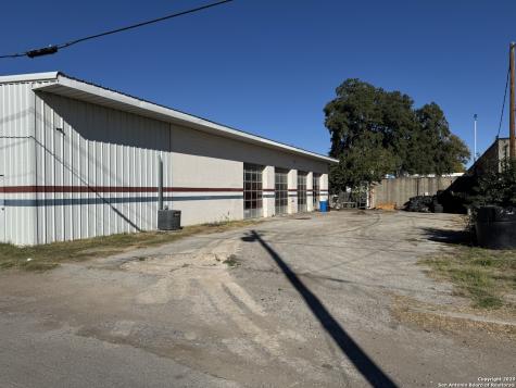 109 W Oak Uvalde TX 78801