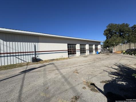 109 W Oak Uvalde TX 78801