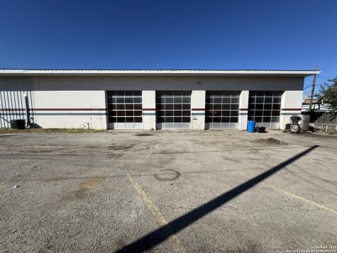 109 W Oak Uvalde TX 78801