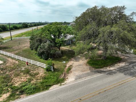980 County Road 443 Hondo TX 78861