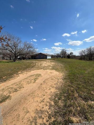 17423 Fx Ball Elmendorf TX 78112
