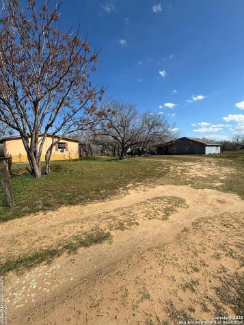 17423 Fx Ball Elmendorf TX 78112