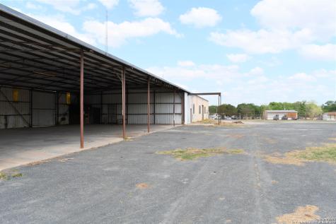 1737 N Highway 81 Pearsall TX 78061
