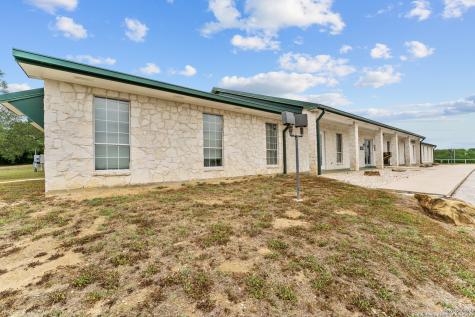 3586 Us Highway 181 N Floresville TX 78114