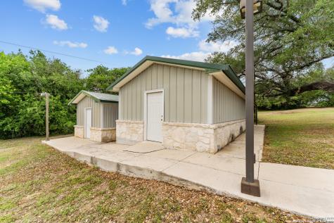 3586 Us Highway 181 N Floresville TX 78114
